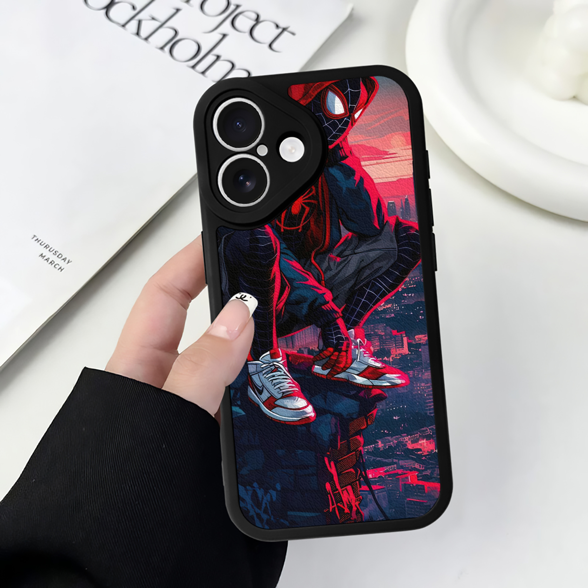 Spider Man スパイダーマン 【iPhone 16シリーズ対応】シリコンスマホケース（レザー調） 材質：シリコン